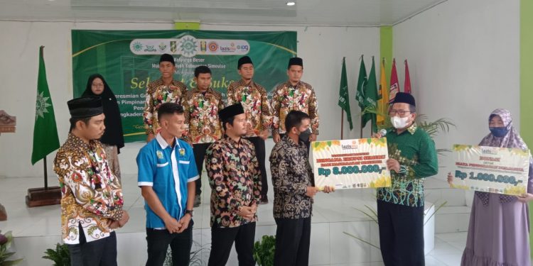 Lazis Simeulue Serahkan Donasi Untuk Korban Erupsi Semeru dan Pasien Tumor