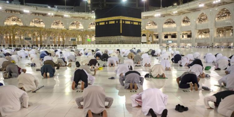 Mulai Hari ini, Wajib Gunakan Masker di Dua Masjid Suci