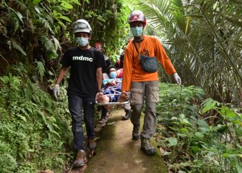 Lewati Jalan Setapak EMT Nasional Muhammadiyah Evakuasi Warga yang Sakit