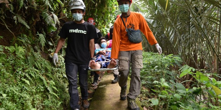 Lewati Jalan Setapak EMT Nasional Muhammadiyah Evakuasi Warga yang Sakit