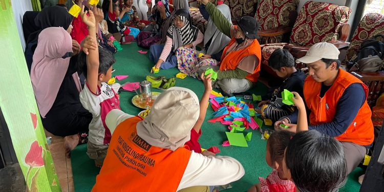 Relawan Muhammadiyah Dampingi Psikososial Warga Terdampak Erupsi Semeru