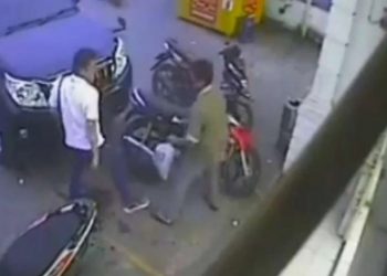 Video Viral: Pengemudi Mobil Prado Pukuli Pria di Indomaret Medan