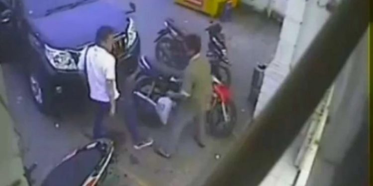 Video Viral: Pengemudi Mobil Prado Pukuli Pria di Indomaret Medan