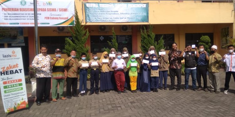 LazisMu Peduli Pendidikan, Salurkan 139 Paket Beasiswa Mentari di Sunggal