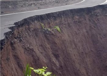 Ruas Jalan Bukittinggi – Padang di KM 38 Ambles