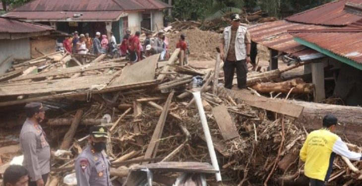 Mensos Tinjau Lokasi Banjir Bandang di Palas