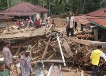 Plt Bupati Tinjau Banjir Bandang di Kecamatan Batang Lubu Sutam