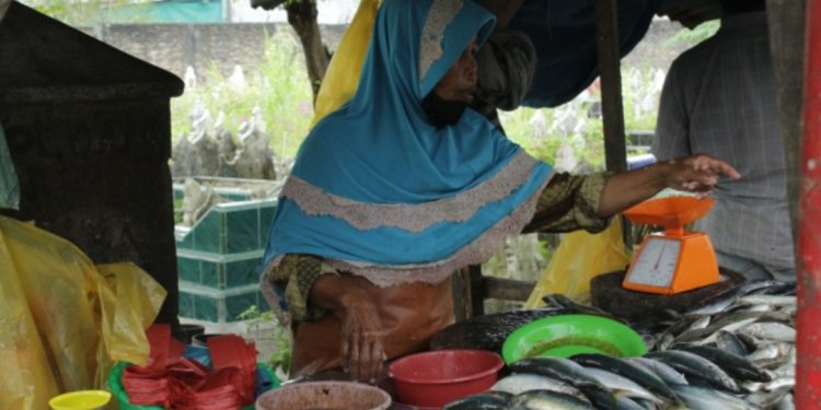 Pedagang Ikan Jalan Bersama, Bu Lubis, Gembira Dapat Bantuan LazisMu Medan