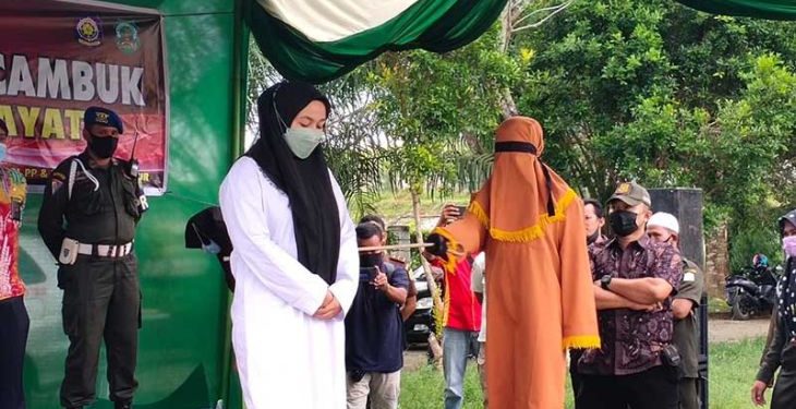Mantan pejabat Pemkab Aceh Timur dihukum cambuk