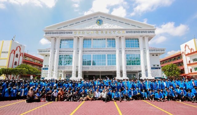 Rektor Lepas Mahasiswa Program “Klinis Hukum dan Peradilan Semu” FH UMSU