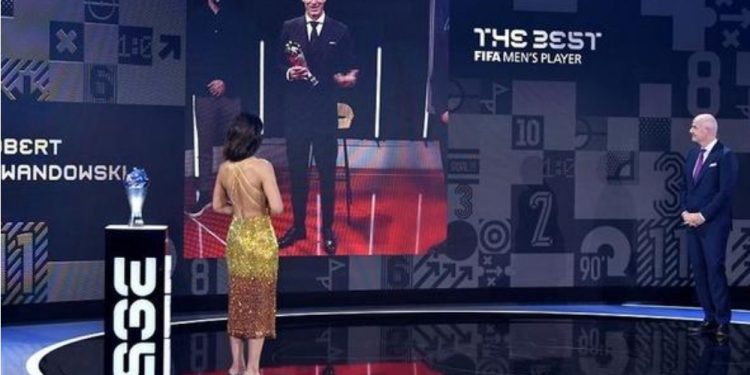 Robert Lewandowski Sisihkan Messi dan Muhammad Salah, Raif Gelar Pemain Terbaik FIFA