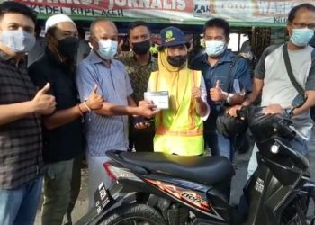 Jurnalis Medan Bantu Penyapu Jalan yang Kehilangan Sepeda Motor