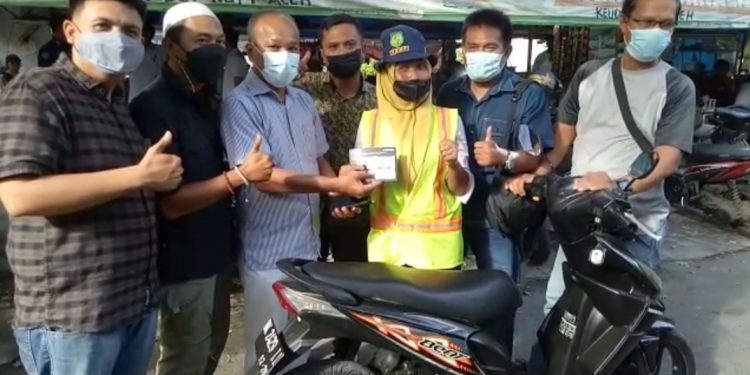 Jurnalis Medan Bantu Penyapu Jalan yang Kehilangan Sepeda Motor