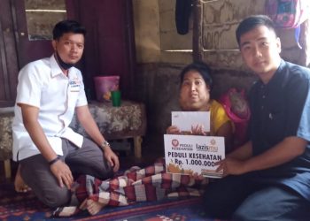 Peduli Kesehatan, LazisMU Labura Serahkan Bantuan Perobatan