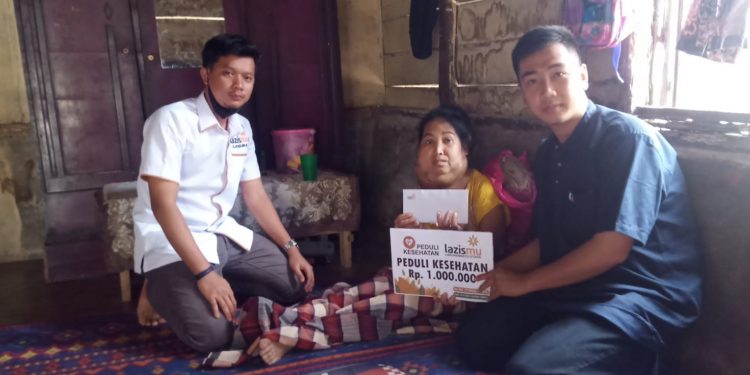 Peduli Kesehatan, LazisMU Labura Serahkan Bantuan Perobatan