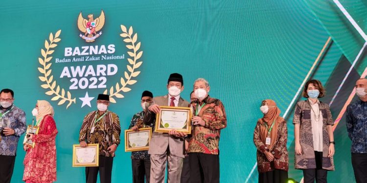 Dukung Literasi Zakat, Uhamka Raih Penghargaan BAZNAS Award 2022