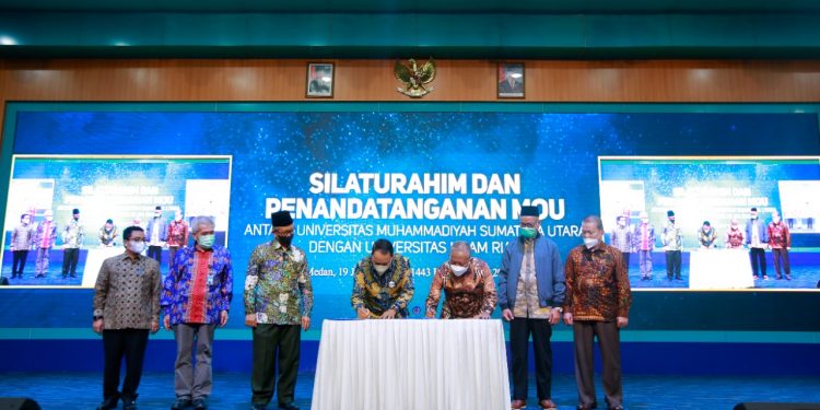 UMSU – UIR  Komit Kolaborasi Pengembangan Pendidikan di Sumatera