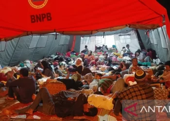 Ribuan warga Pasaman Barat korban gempa bermalam di tenda darurat