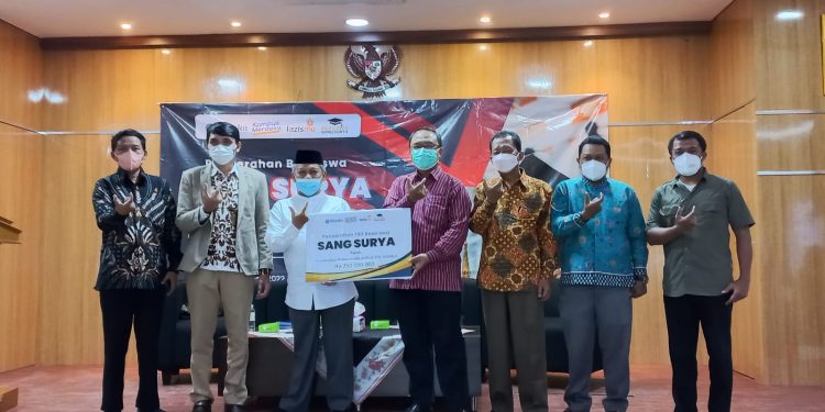 Lazismu Uhamka Salurkan 100 Beasiswa Sang Surya
