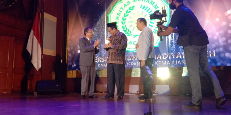 Universitas Muhammadiyah Terima Anugerah  Serambi Award 2022