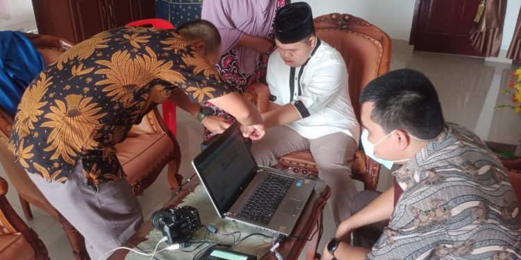 Disdukcapil Banda Aceh Rekam KTP Ke Rumah Warga Disabilitas
