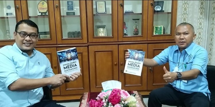Muhammad Ikhwan, Alumni FISIP UMSU, Terbitkan Buku Manajemen Media