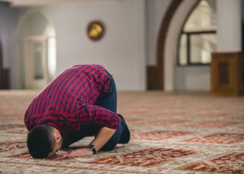 Khutbah Jumat: Hanya Orang Beriman yang Tidak Merugi