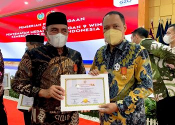 Rektor UMSU Terima Penghargaan Kejuangan 9 Windu Kemerdekaan RI