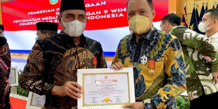 Rektor UMSU Terima Penghargaan Kejuangan 9 Windu Kemerdekaan RI