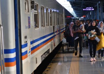 Syarat Naik Kereta Api