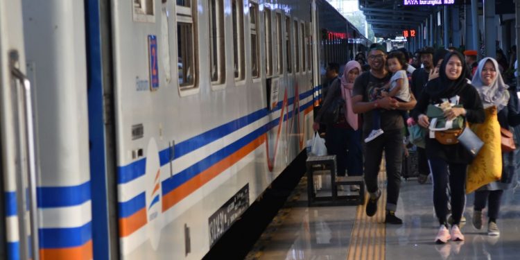 Syarat Naik Kereta Api