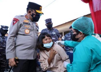 Vaksinasi Kampung Nelayan Belawan Ditinjau Kapolda Sumut