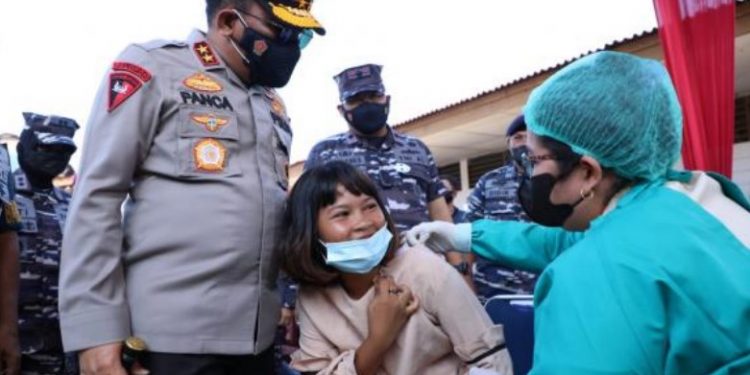 Vaksinasi Kampung Nelayan Belawan Ditinjau Kapolda Sumut
