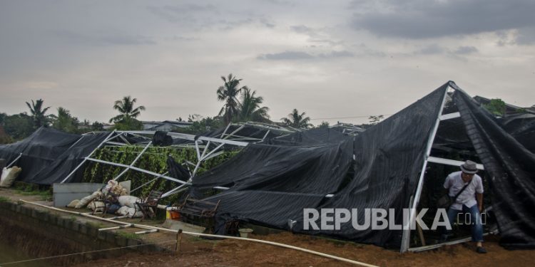 Pemkot Padang Dirikan Tenda Darurat Bagi Korban Badai