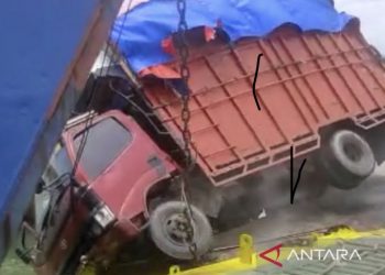 Sebuah truk sembako jatuh ke laut di Pelabuhan Penyeberangan Meulaboh