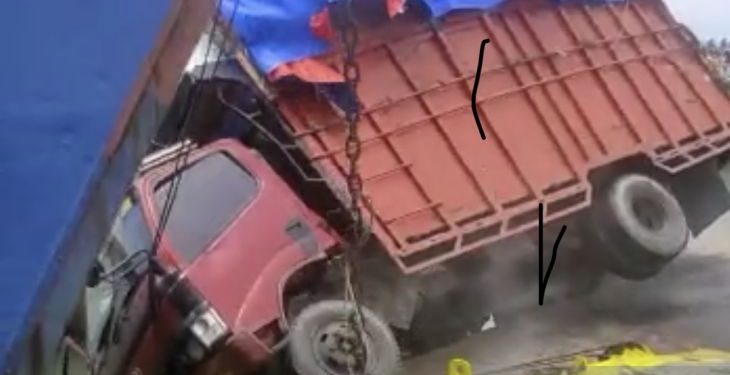 Sebuah truk sembako jatuh ke laut di Pelabuhan Penyeberangan Meulaboh