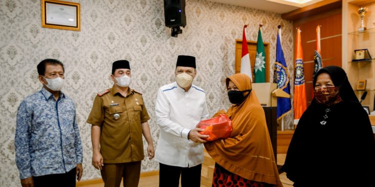 UMSU Bagikan 600 Paket Bingkisan Ramadan untuk Warga