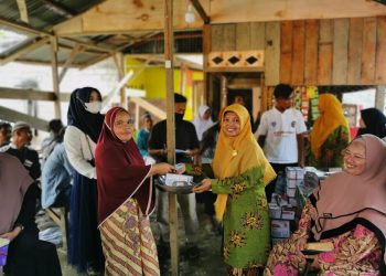 Aisyiyah dan Nasyiah Aceh Tenggara Bantu Peralatan Dapur untuk Korban Banjir Bandang