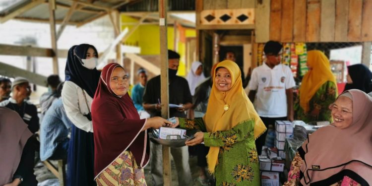 Aisyiyah dan Nasyiah Aceh Tenggara Bantu Peralatan Dapur untuk Korban Banjir Bandang