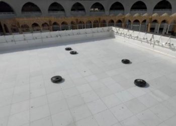 Atap Ka’bah Dibersihkan dan Disterilkan dengan Robot Penyedot Debu