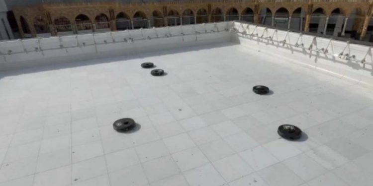 Atap Ka’bah Dibersihkan dan Disterilkan dengan Robot Penyedot Debu