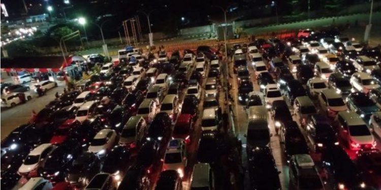 Dermaga Cilegon Antre Sampai 10 Jam, Pemudik Ngamuk