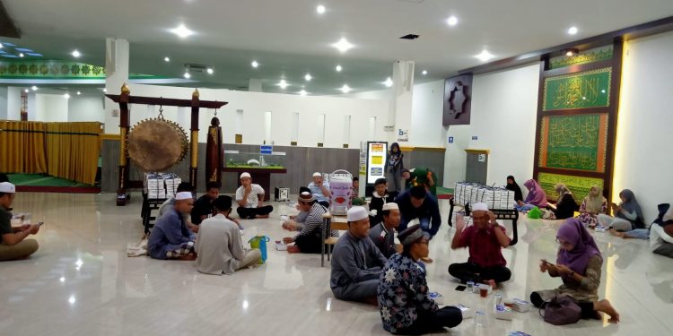 BKM Masjid Agung Sultan Thaf Sinar Basarsyah Bagikan Iftar Setiap Hari