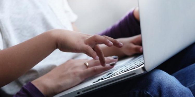 Orang Tua Harus Pandu Anak Saat Pakai Internet