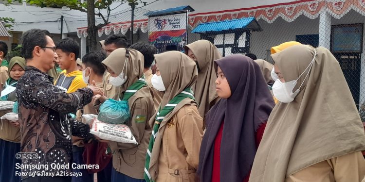 SMA Muhammadiyah 8 Kisaran Berbagi Sembako