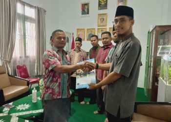 Mudir Ponpes Kualamadu Serahkan Dua SK Pimpinan Madrasah