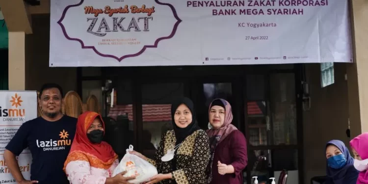 Lazismu Yogya dan Bank Mega Syariah Kompak Bantu Keluarga Dhuafa