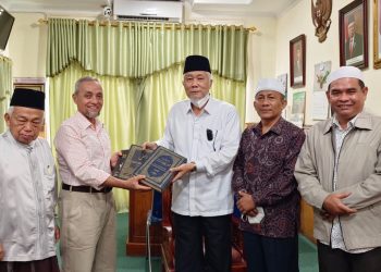Ketua MUI Sumut Terima Amanah Buku dari Keluarga Drs. H. Hasbi AR