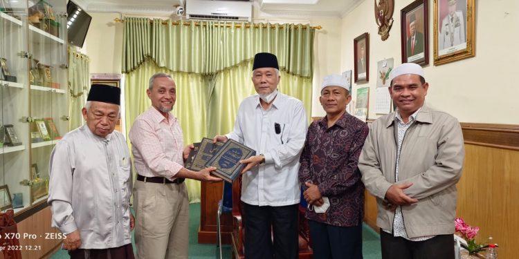 Ketua MUI Sumut Terima Amanah Buku dari Keluarga Drs. H. Hasbi AR