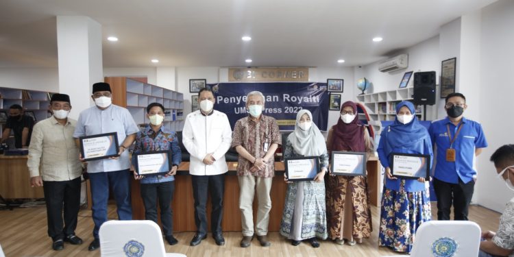 Rektor UMSU Serahkan Royalti UMSU Press kepada 51 Penulis